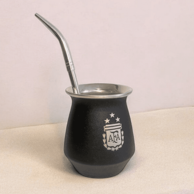 Mate de acero inoxidable para un consumo práctico de yerba mate, grabado con el logo de la selección argentina de fútbol