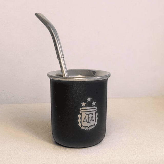 Mate de acero inoxidable para un consumo práctico de yerba mate, grabado con el logo de la selección argentina de fútbol