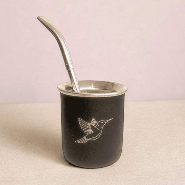 Maté en acier inoxydable pour une consommation d'herbe à maté pratique. Décoré d'un colibri