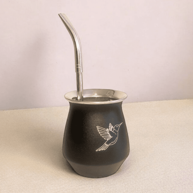 Maté en acier inoxydable pour une consommation d'herbe à maté pratique. Décoré d'un colibri