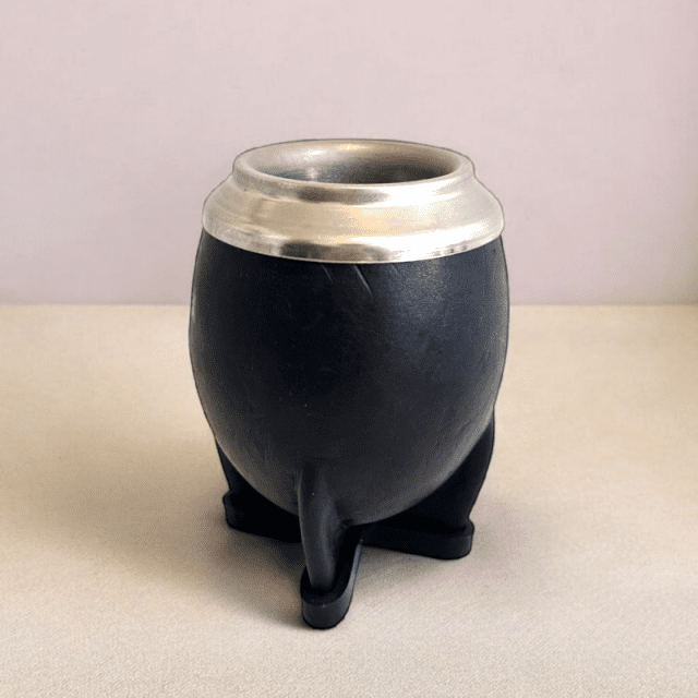 Une calebasse à maté en acier inoxydable revêtue de cuir noir