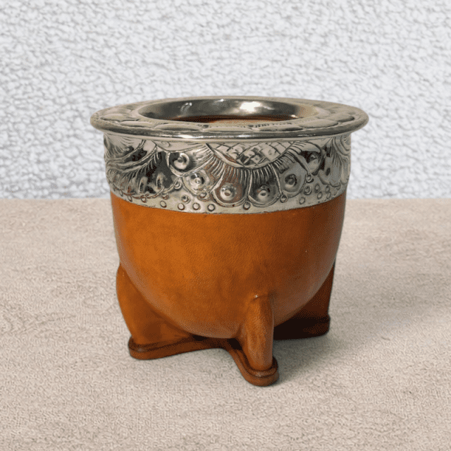 Mate imperial de calabaza artesanal color camel en cuero con virola de alpaca